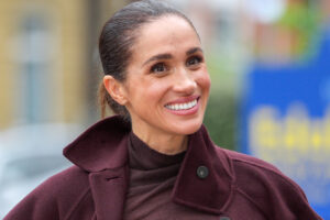 Meghan Markle clavó la tendencia de color más candente del otoño de 2026 con un atuendo antiguo para su regreso al Reino Unido