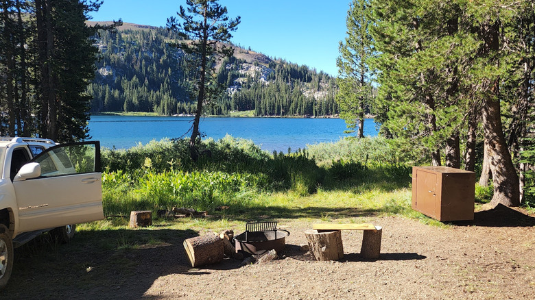 Camping con un anillo de fuego en la orilla del lago White Rock en California