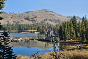 Escondido en el norte de Sierra Nevada hay un lago de montaña artificial con aguas apartadas, pesca y acampada.