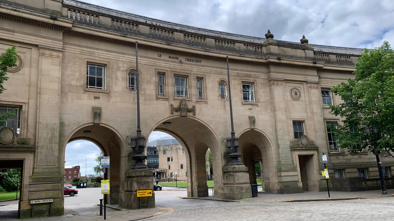 Tres arcos en Le Mans Crescent, un hito neoclásico de piedra arenisca en Bolton