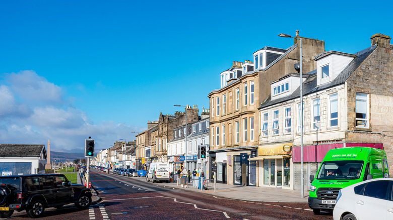 Una hilera de edificios en Clyde Street junto al paseo marítimo de Helensburgh en un día soleado