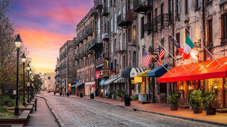 Calle River al amanecer en Savannah, GA