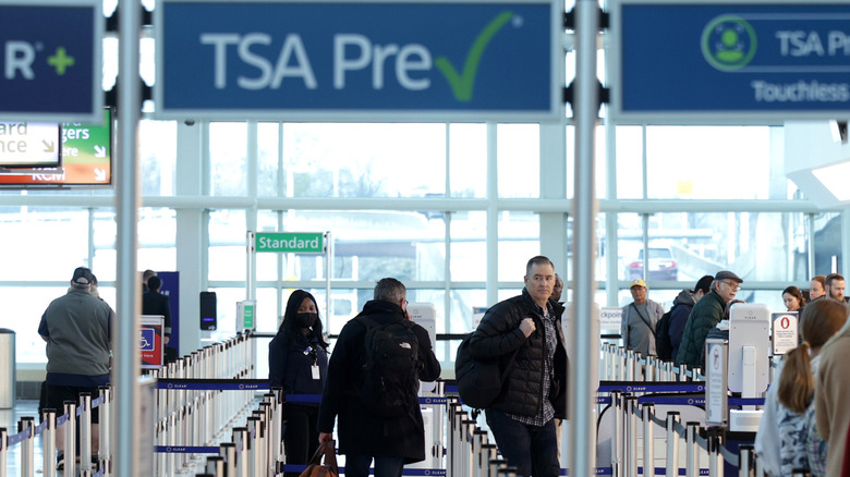Personas en fila en TSA PreCheck