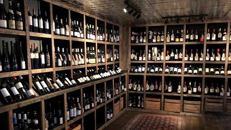 Vinos exhibidos en Gardener & Beedle, tienda en Tisbury, Wiltshire, Reino Unido