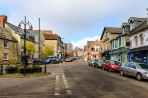 Entre Bournemouth y Bath se encuentra el pueblo más grande del valle de Nadder con tiendas, festivales y ruinas de castillos.