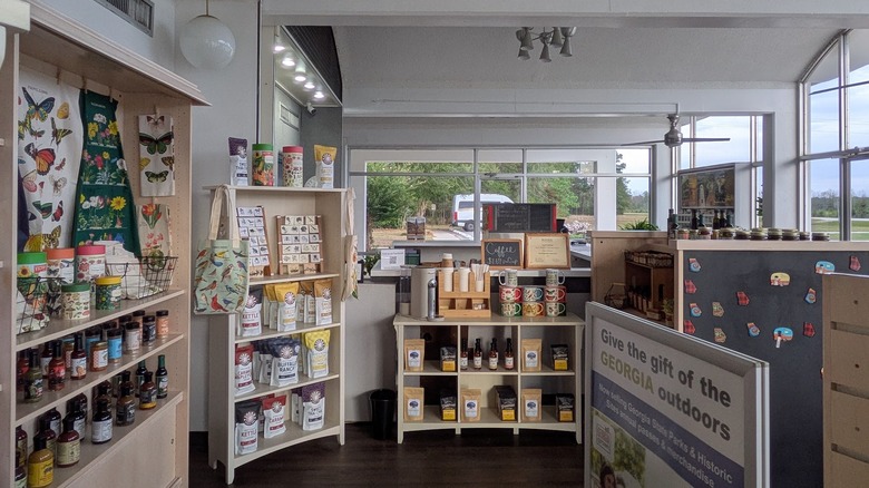 El interior del Centro de bienvenida de Sylvania con una gran selección de artículos fabricados en Georgia