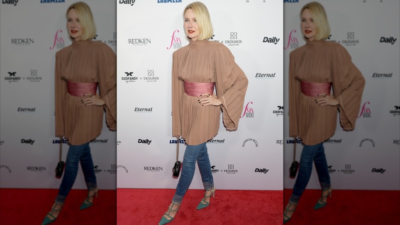 Naomi Watts con un minivestido sobre jeans ajustados en los Fashion Media Awards en septiembre de 2026