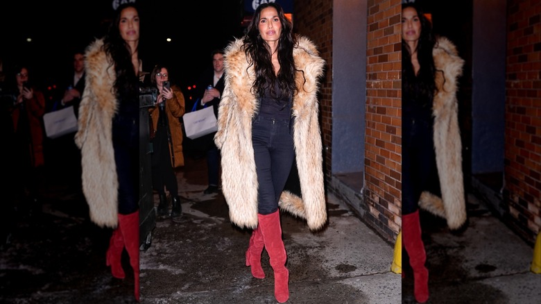 Padma Lakshmi con jeans ajustados, botas rojas y un abrigo de piel en la ciudad de Nueva York en febrero de 2026.