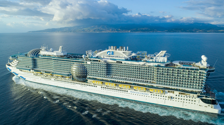 El megabarco Sun Princess de Princess Cruises se abre paso en el mar
