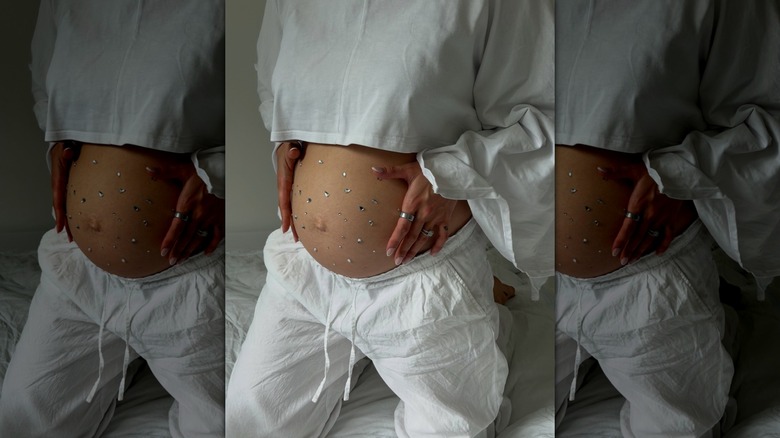 Una mujer con la barriga de embarazo deslumbrada
