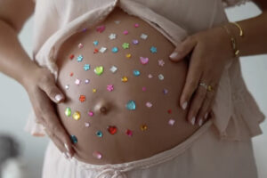 The Bedazzled Baby Bump es la nueva tendencia más genial en sesiones de fotos de maternidad