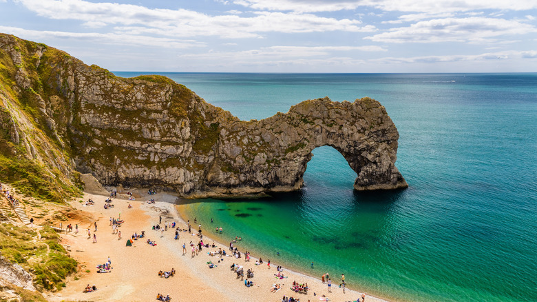 Durdle Door frente a la costa de Inglaterra