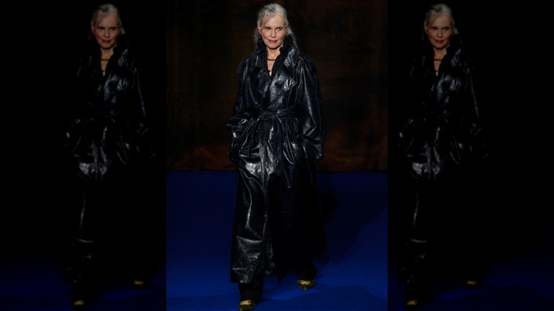 Elizabeth McGovern camina por la pasarela de Burberry O/I 25 con un conjunto totalmente de cuero