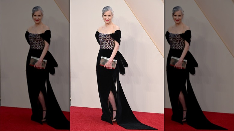 Elizabeth McGovern fotografiada en 2022 con un vestido negro con hombros descubiertos