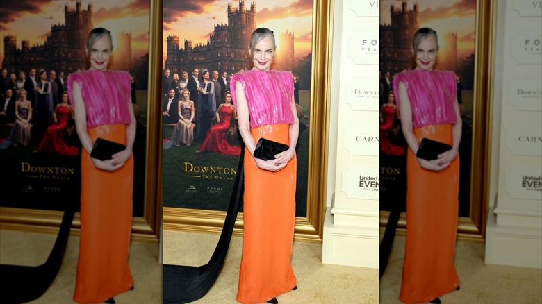 Elizabeth McGovern fotografiada en 2025 con un vestido naranja, rosa y negro para la ﻿﻿﻿