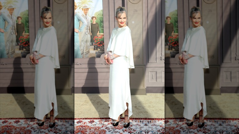 Elizabeth McGovern en la foto con un vestido blanco estilo capa en la ceremonia.