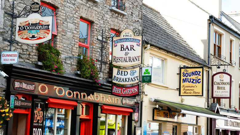 Restaurantes, tiendas, hoteles y bares en Kenmare, Irlanda