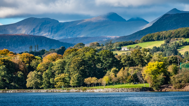 Bahía de Kenmare con montañas al fondo, Kenmare, Irlanda