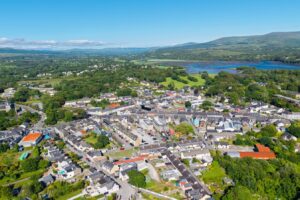 A menos de 2 horas de Cork se encuentra la ciudad costera de Irlanda con cervezas artesanales, senderos y vistas a la montaña