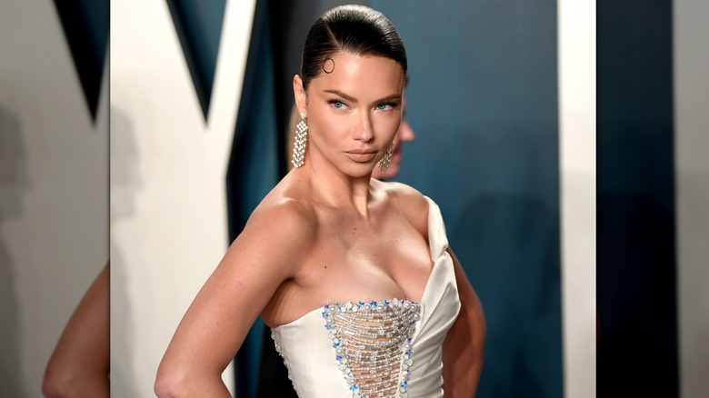 Adriana Lima luce un peinado peinado hacia atrás y un vestido de un solo hombro en la fiesta de los Oscar de Vanity Fair en 2020.