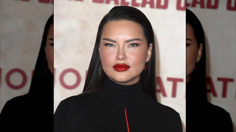 Adriana Lima se deja ver con cejas oscuras y labios rojos brillantes en la proyección de una película en 2023