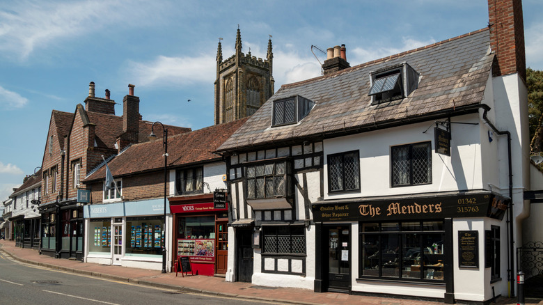 Vista de tiendas y negocios que bordean High Street en East Grinstead