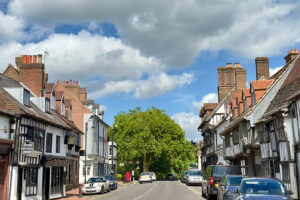 Entre Londres y Worthing hay una ciudad del Reino Unido con encanto histórico, tiendas y hermosos senderos