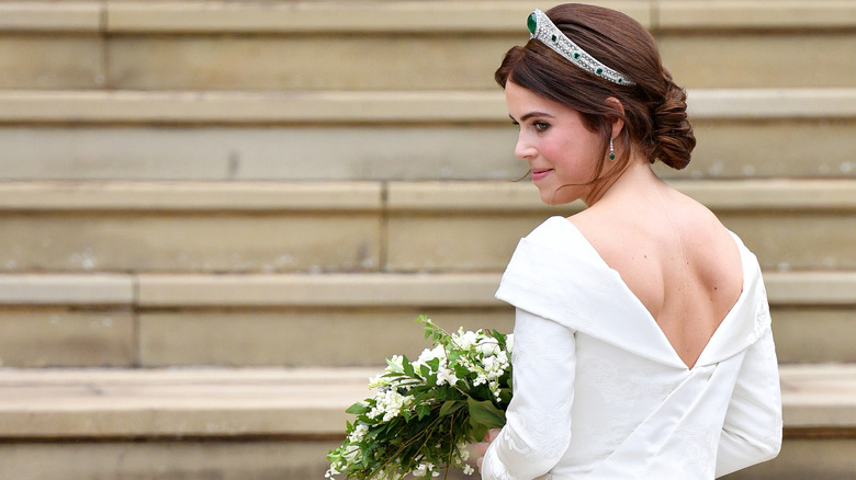 La parte trasera del vestido de novia de la princesa Eugenia, dejando al descubierto su cicatriz de escoliosis