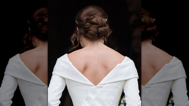 La parte trasera del vestido de novia de la princesa Eugenia, dejando al descubierto su cicatriz de escoliosis