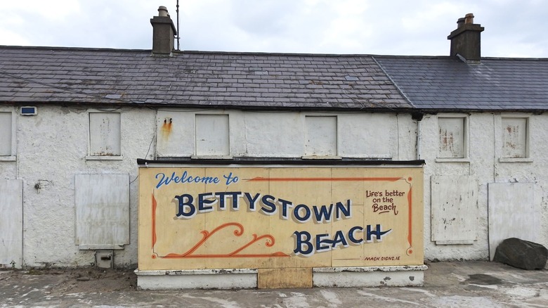 Cartel de bienvenida a Bettystown Beach pintado a mano contra un edificio antiguo