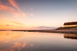 En la costa de Dublín hay un pueblo irlandés con costas históricas, comidas deliciosas y una hermosa playa