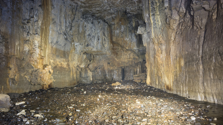 Paredes de piedra caliza amarilla y blanca de la cueva Yordas en Yorkshire Dales, Inglaterra