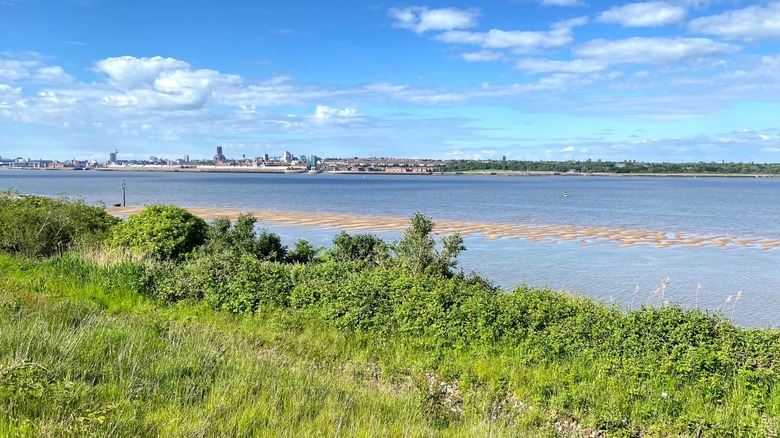 Vistas al río Mersey desde Port Sunlight River Park