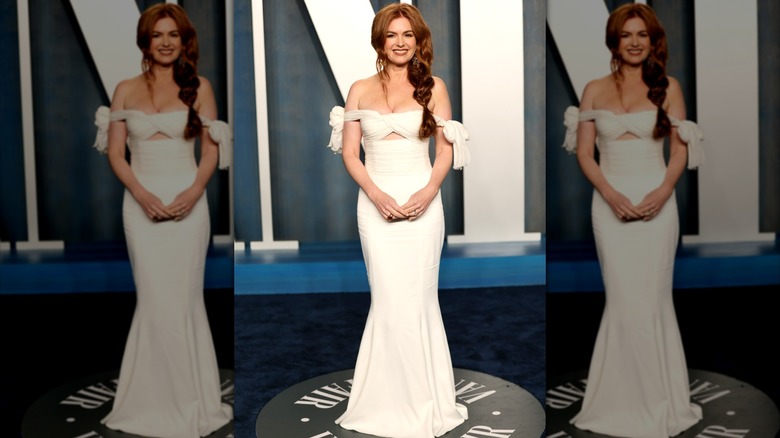Isla Fisher en la fiesta de los Oscar de Vanity Fair 2022 en Beverly Hills en marzo de 2022