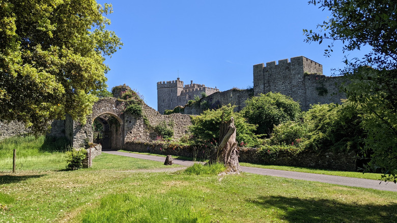 Las paredes almenadas de Saltwood Caslte rodeadas de bosques