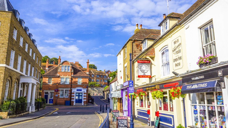 Vista de la calle de tiendas, residencias y una posada en Hythe, Inglaterra.
