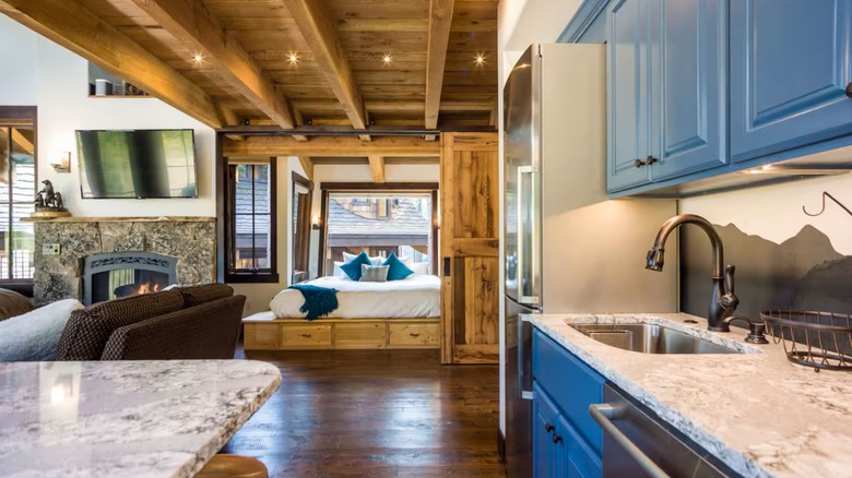 Cocina, sala de estar y dormitorio principal en Snow Bear Chalets
