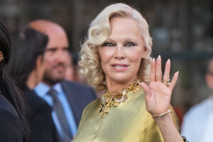 Pamela Anderson combinó 2 looks de uñas modernos con esta elegante manicura