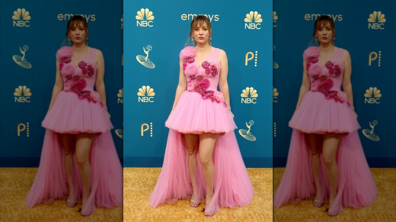 Kaley Cuoco posa en la alfombra roja con un vestido rosa