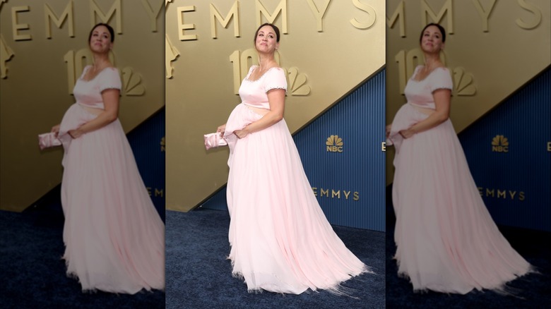 Kaley Cuoco posa con la mano sobre su panza en la alfombra roja