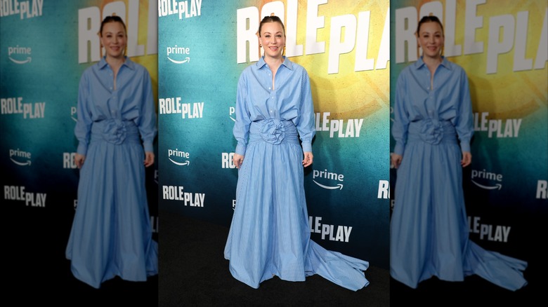 Kaley Cuoco sonríe con un vestido azul