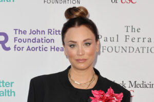 Los mejores y peores momentos de moda de la alfombra roja de Kaley Cuoco