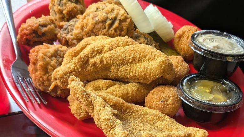 Un plato de bagre en Mama's B's Diner en Wynne, Arkansas