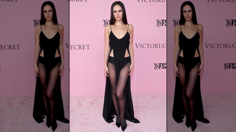 Ashtin Earle vestida completamente de negro en el desfile de modas de Victoria's Secret 2026