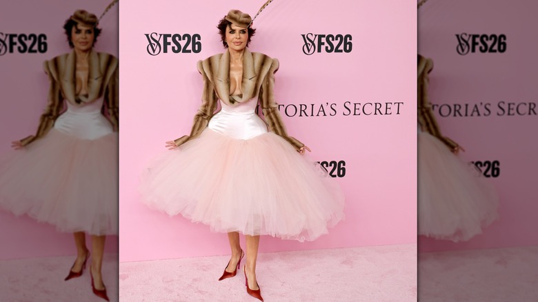 Lisa Rinna luciendo un espectacular diseño en el desfile de modas de Victoria's Secret 2026