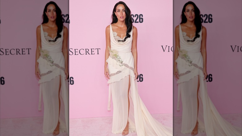 Inés de Ramón con vestido blanco en el desfile de Victoria's Secret 2026