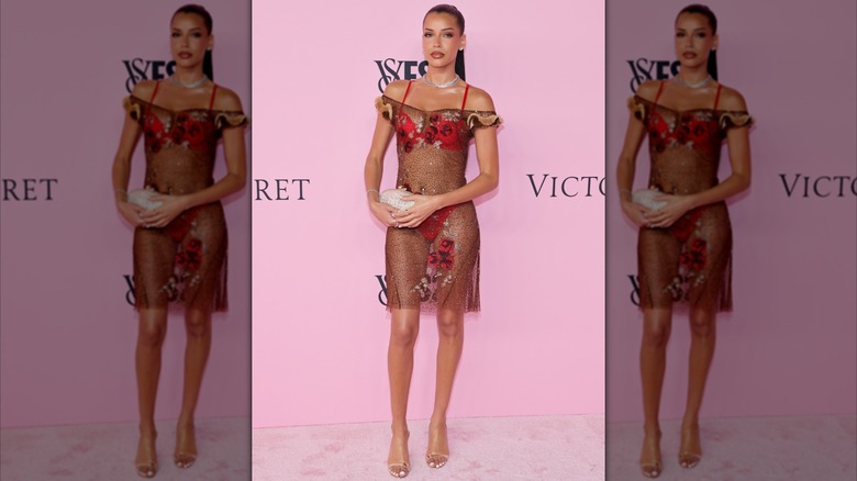 Kayda Bosse con un vestido transparente en el desfile de modas de Victoria's Secret 2026