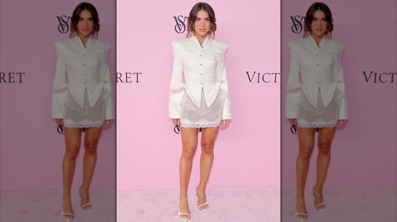 Camila Coelho con un outfit blanco en el Victoria's Secret Fashion Show 2026