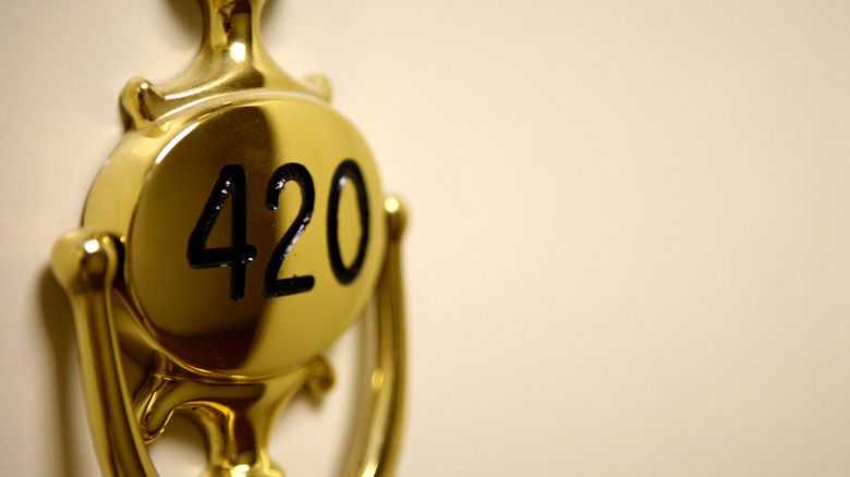 Una aldaba de habitación de hotel con el número 420