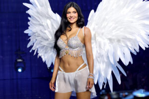 La manicura minimalista que dominó la pasarela del desfile de modas de Victoria’s Secret 2026